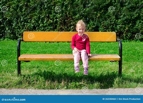 Petite Fille S Asseyant Sur Le Banc Photo Stock Image Du Banc Jeune