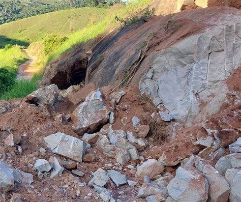 Portal Capara Prefeitura De Reduto Trabalha Para Desobstruir Estrada