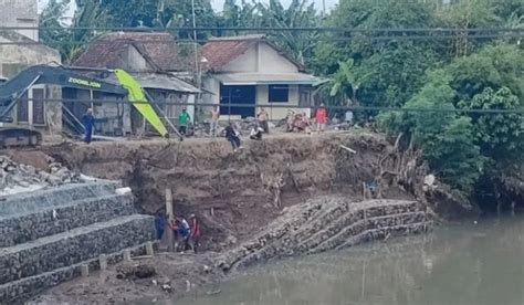 Proyek Plengsengan Bronjong Di Desa Kedungringin Banyuwangi Rawan