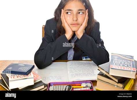 Portrait Horizontal Dune Jeune Fille De Lécole Avec Sa Tête Dans Ses