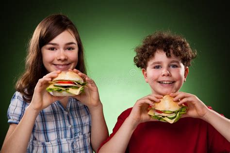 Gosses Mangeant Les Sandwichs Sains Image stock Image du émotion