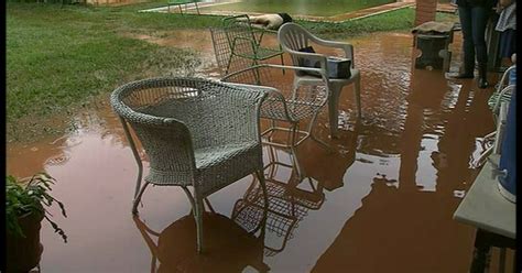 G1 Após forte chuva casa volta a ficar alagada no Lago Sul em