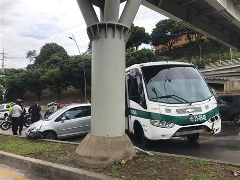 Accidente Entre Bus De La Policía Y Un Carro Causó Congestión En Autopista De Bucaramanga