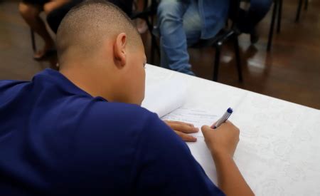 Jovens da Fundação CASA assinam contrato de aprendizagem no acordo