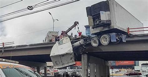 Tr Iler Queda Colgando De Puente En Monterrey Lluvias Provocaron Accidente