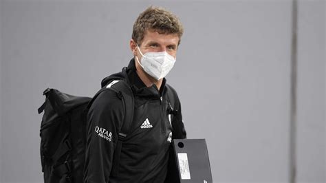 FC Bayern Thomas Müller meldet sich nach Corona Diagnose aus der