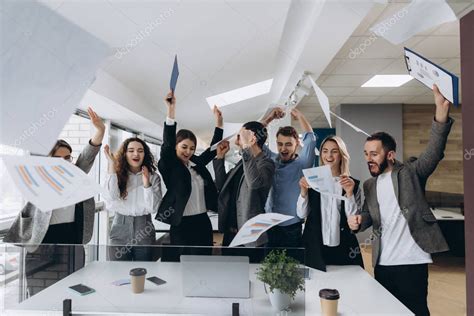 Imagen Del Feliz Equipo De Negocios Celebrando La Victoria En El Cargo