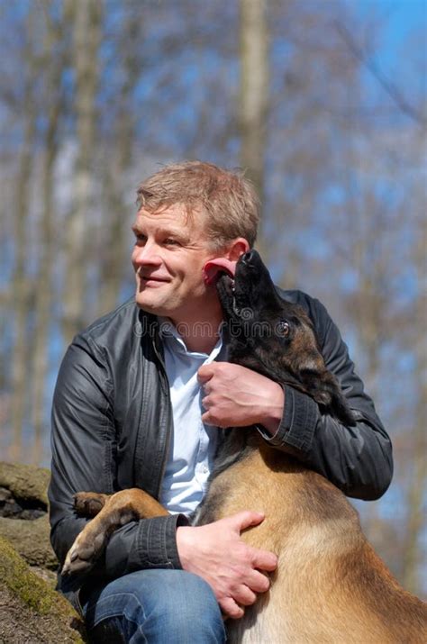 Um Forte V Nculo Um Homem E Seu Cachorro Sentados Juntos Na Floresta