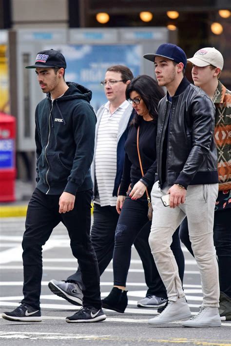 Nick Jonas and Joe Jonas Family Outing on Fifth Avenue – Celeb Donut