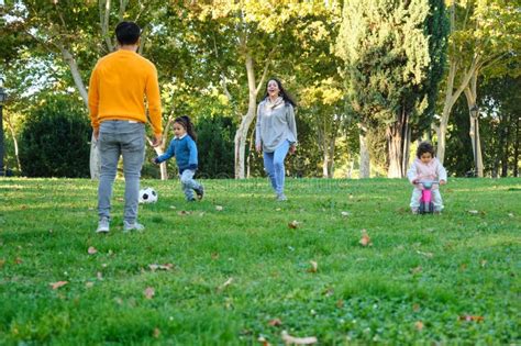 Familia Latina Con Dos Ni Os Jugando F Tbol Y Con Bicicleta De