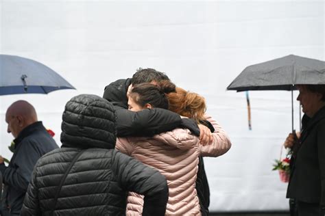 Tužne scene ispred Ribnikara Roditelji ubijene dece stigli na mesto