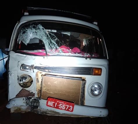 Na contramão motociclista morre ao colidir em Kombi conduzida pelo tio