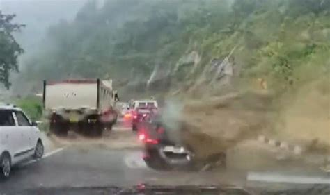 VIDEO Piedra Cae A Una Carretera En India Y Aplasta Dos Coches Mata A