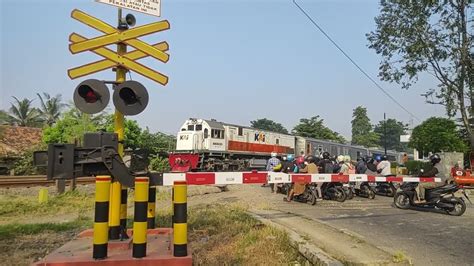 RAILROAD CROSSING INDONESIA PALANG PINTU KERETA API KA SAWUNGGALIH