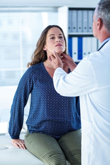 Premium Photo Doctor Examining Woman