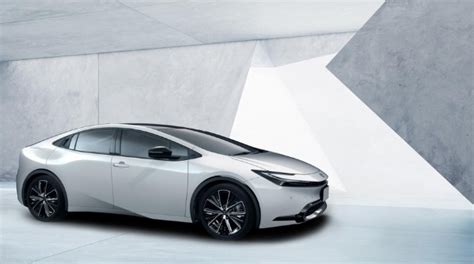 Toyota Prius 2023 Ra Mắt Xe Hybrid Có Khả Năng Sạc Bằng Năng Lượng Mặt