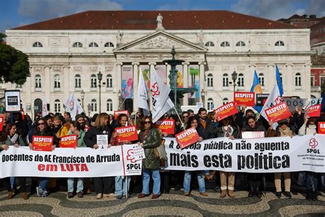 Greve Dos Professores Continua Com Pais E Funcionários A Juntarem Se