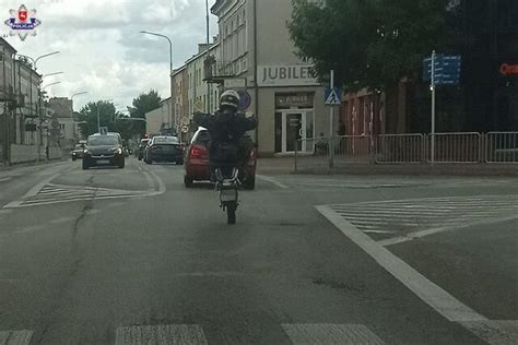 Jazda na jednym kole Świetna zabawa przykre konsekwencje Auto Moto