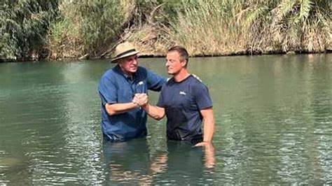 Abenteurer Bear Grylls lässt sich im Jordan taufen ideaschweiz ch