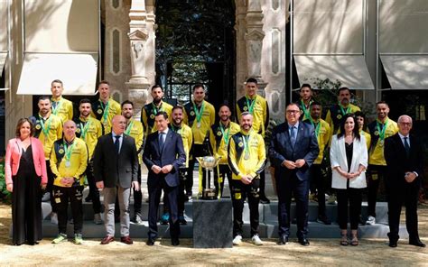 Juanma Moreno recibe al Jaén FS tras proclamarse campeón de la Copa de