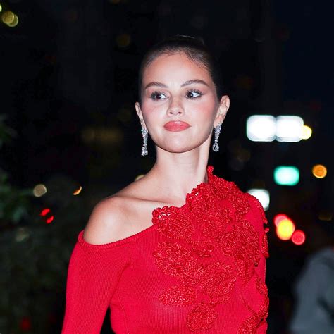 Selena Gomez luce espectacular con minifalda tableada y botas altas en