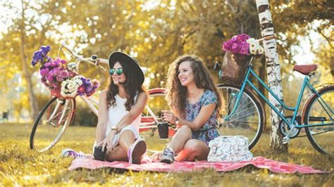 Cómo vestirse para un picnic de verano con distintos looks