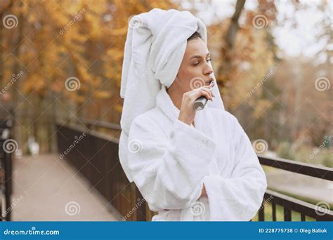 Photo D Une Belle Femme En Peignoir Blanc Photo Stock Image Du Beauté électrique 228775738