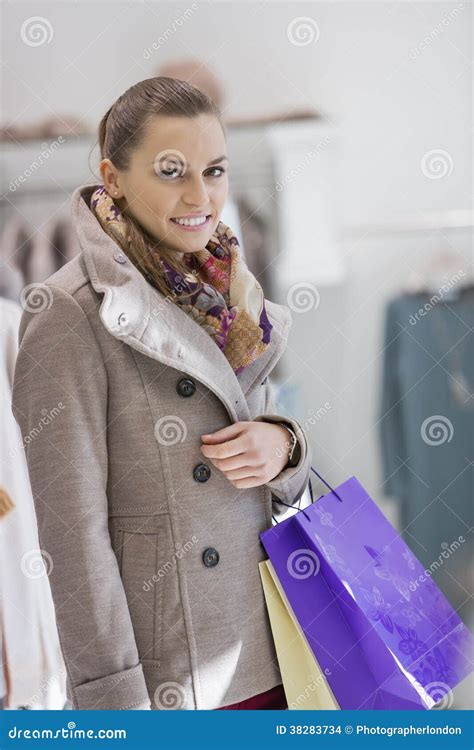 Retrato De La Mujer Joven Con Los Panieres En Tienda Foto De Archivo