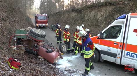 Traktor Kippt Um Fahrer Eingeklemmt Feuerwehr Befreit