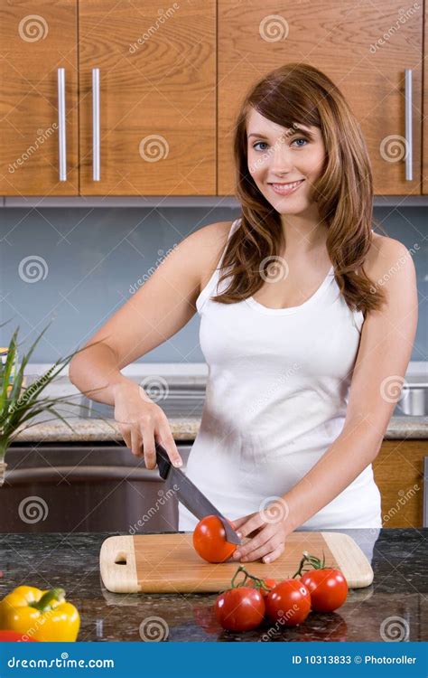 Femme Faisant Cuire Dans La Cuisine Image Stock Image Du Fixation Beauté 10313833