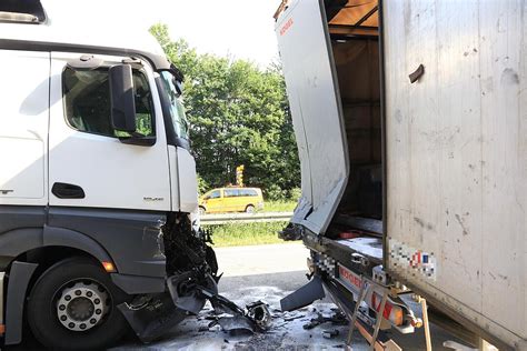 Schwerer Lkw Unfall auf A3 sorgt für Vollsperrung Bildergalerie