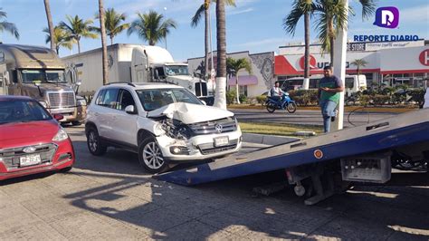 Choca Y Abandona Su Auto Reporte Diario Vallarta