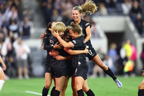 Strong Debut For Angel City Fc In Nwsl Opening Weekend Soccer Stadium