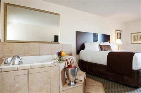 14 Kansas City Hotels with Jacuzzi Suites or Hot Tub In Room - Hot Tub ...