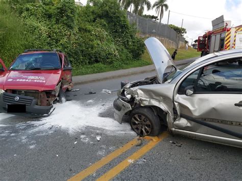 Motorista Dorme Ao Volante E Bate De Frente Contra Carro Na Grande