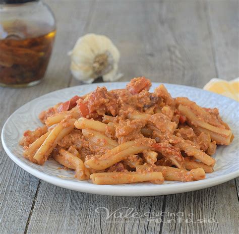 Casarecce Con Pesto Di Peperoni E Pomodori Secchi Pomodori Secchi