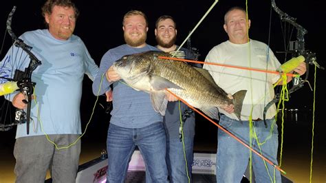 Big Game Bowfishing Hunting Monster Fish In Spring Waters