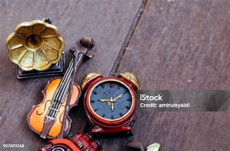 tampilan sudut tinggi bendabenda   atas meja foto stok