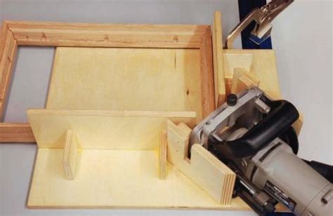 Biscuit joiner spline jig - Canadian Woodworking