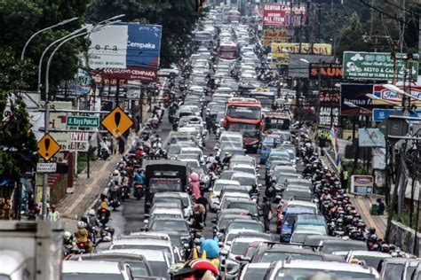 KENDARAAN WISATAWAN PADATI JALUR PUNCAK BOGOR ANTARA Foto