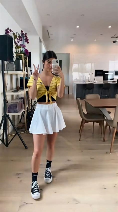 Charli Damelio On Tiktok Charli Damelio Outfits Famous Girls