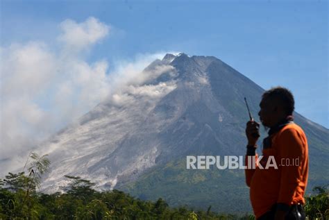 Penampakan Gunung Merapi Meletus