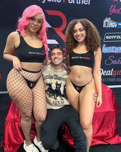 A couple months ago with these two big 🍑 hotties Willow Ryder & Gem