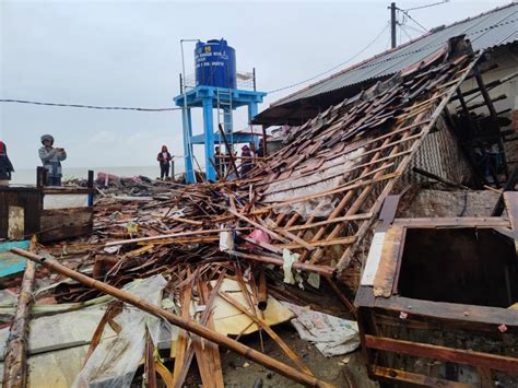 Sejumlah Warga Pesisir Indramayu Trauma Terdampak Banjir Rob