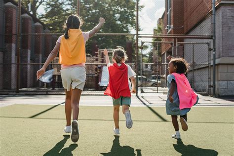 How Middle Child Syndrome Affects Kids & Ways to Foster Balance