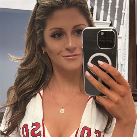 Marizona robbins fan theories are going viral on social media tonight 25