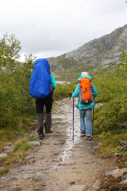 Excursionista De Chicas En Las Monta As Noruegas Foto Premium