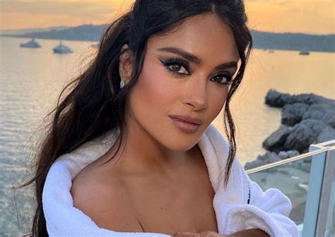 Opublikowała zdjęcia z basenu Włożyła wiązane bikini