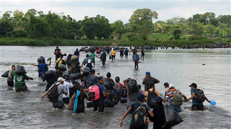 Migrantes Centroamericanos Cruzan El Río Suchiate En Su Camino A Eeuu