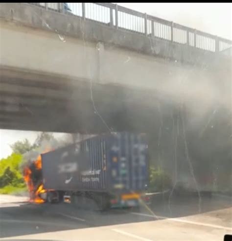 Le Mose Tir Prende Fuoco Il Conducente Riesce Ad Accostare E A